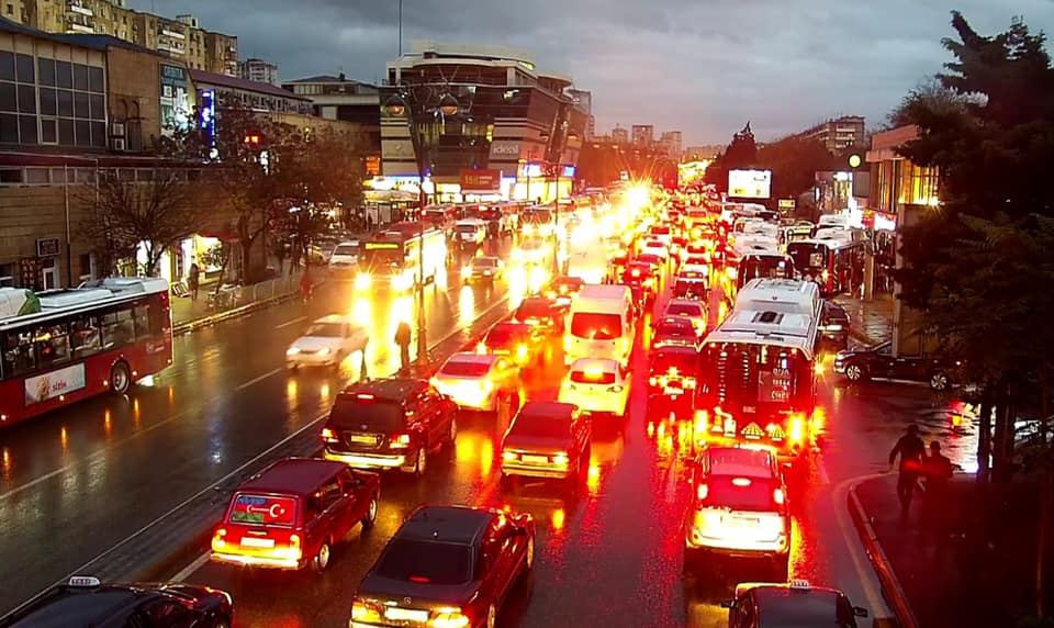 Yağış Bakının bəzi küçə və prospektlərində sıxlıq yaradıb, avtobuslar gecikir - BNA (FOTO) - Gallery Image