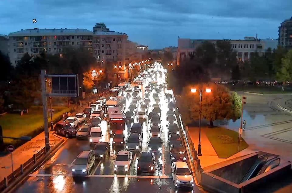 Yağış Bakının bəzi küçə və prospektlərində sıxlıq yaradıb, avtobuslar gecikir - BNA (FOTO) - Gallery Image