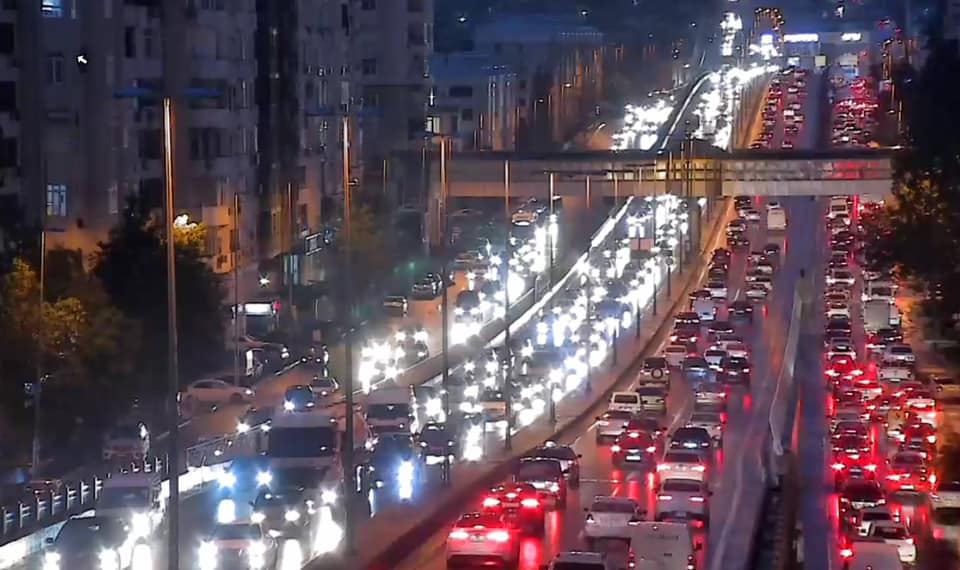 Yağış Bakının bəzi küçə və prospektlərində sıxlıq yaradıb, avtobuslar gecikir - BNA (FOTO) - Gallery Image