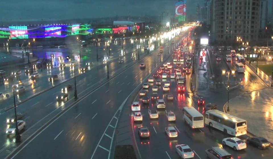 Yağış Bakının bəzi küçə və prospektlərində sıxlıq yaradıb, avtobuslar gecikir - BNA (FOTO) - Gallery Image