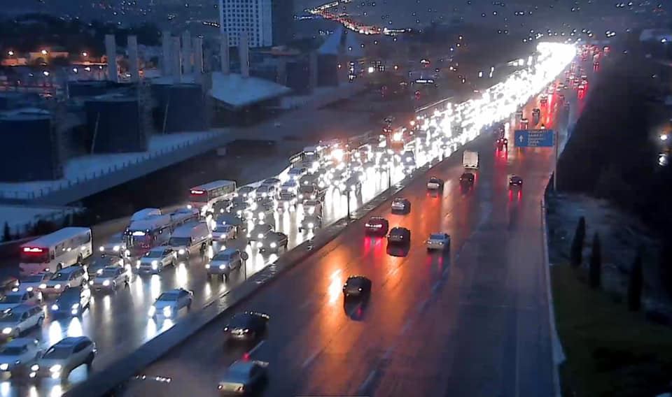 Yağış Bakının bəzi küçə və prospektlərində sıxlıq yaradıb, avtobuslar gecikir - BNA (FOTO) - Gallery Image