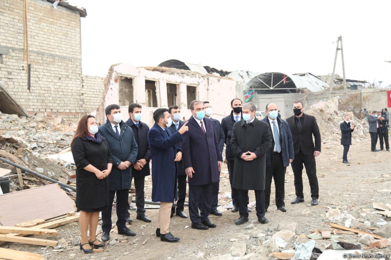 İƏT Gənclər Forumunun rəhbəri Gəncədə ermənilərin terror törətdiyi əraziyə baş çəkib (FOTO) - Gallery Image