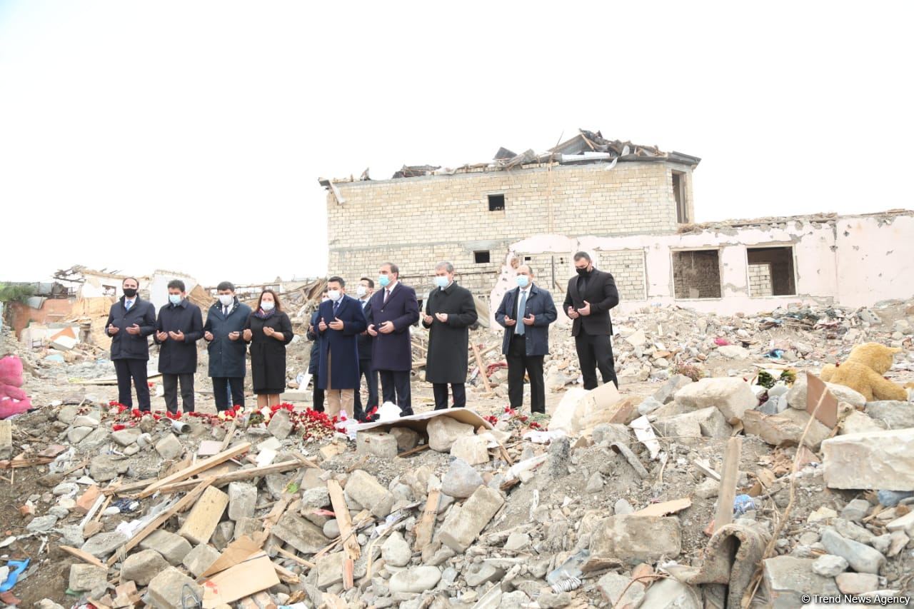 İƏT Gənclər Forumunun rəhbəri Gəncədə ermənilərin terror törətdiyi əraziyə baş çəkib (FOTO) - Gallery Image