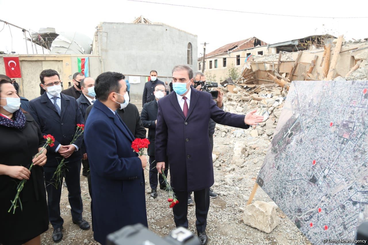 İƏT Gənclər Forumunun rəhbəri Gəncədə ermənilərin terror törətdiyi əraziyə baş çəkib (FOTO) - Gallery Image