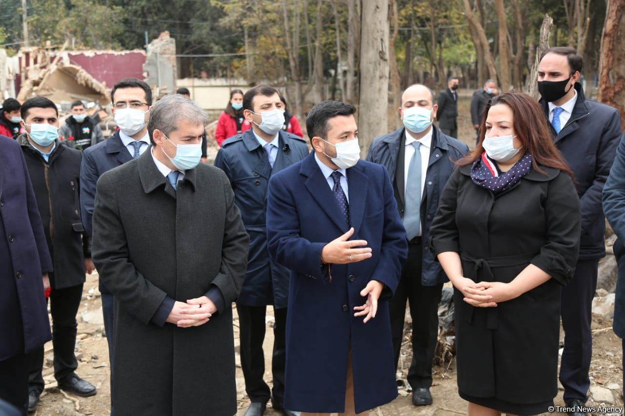 İƏT Gənclər Forumunun rəhbəri Gəncədə ermənilərin terror törətdiyi əraziyə baş çəkib (FOTO) - Gallery Image
