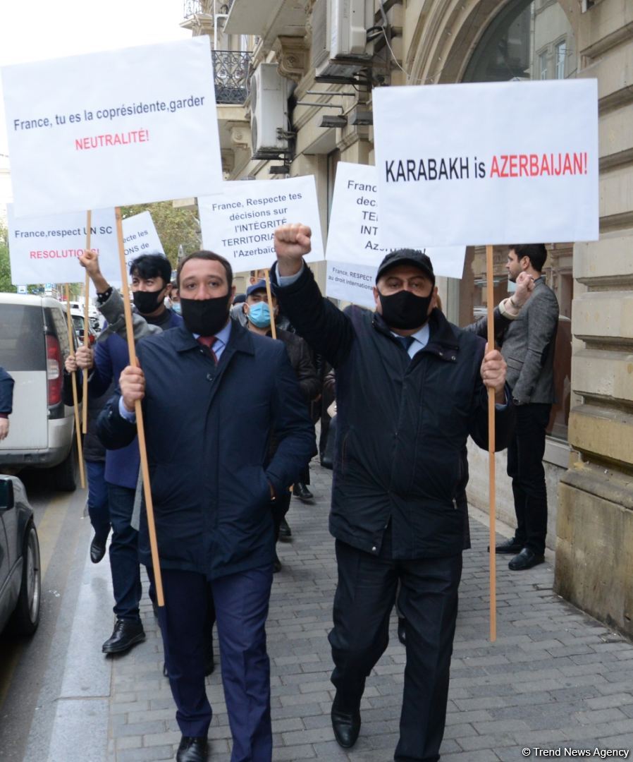 Bakıda Fransa səfirliyi qarşısında etiraz aksiyası keçirilib (FOTO) - Gallery Image