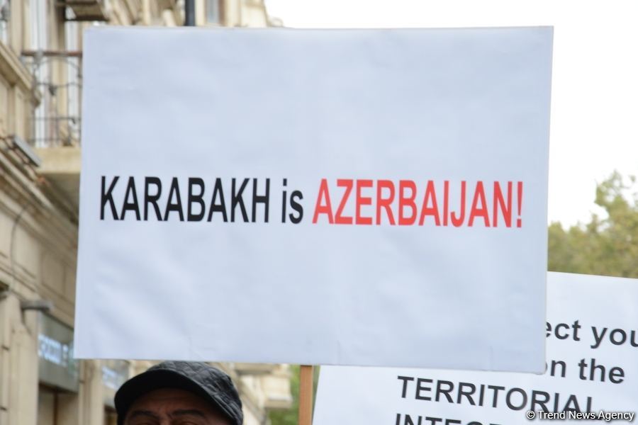 Bakıda Fransa səfirliyi qarşısında etiraz aksiyası keçirilib (FOTO) - Gallery Image