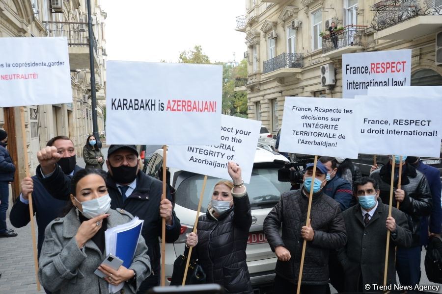 Bakıda Fransa səfirliyi qarşısında etiraz aksiyası keçirilib (FOTO) - Gallery Image