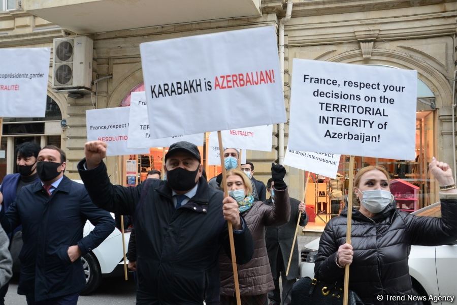 Bakıda Fransa səfirliyi qarşısında etiraz aksiyası keçirilib (FOTO) - Gallery Image
