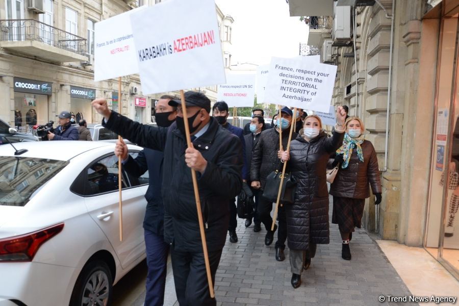Bakıda Fransa səfirliyi qarşısında etiraz aksiyası keçirilib (FOTO) - Gallery Image