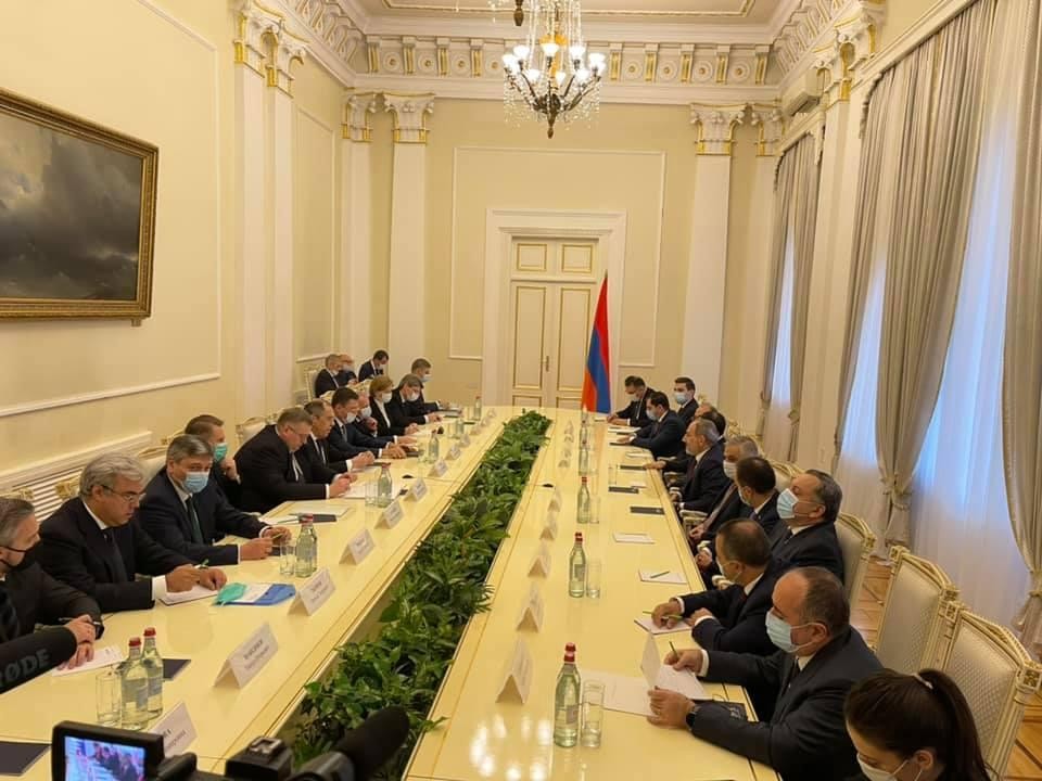 Lavrovla Paşinyanın fotosu müzakirələrə səbəb oldu- FOTO