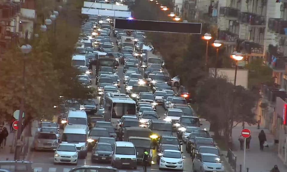 Paytaxtın küçə və prospektlərində sıxlıq müşahidə edilir - BNA (FOTO) - Gallery Image