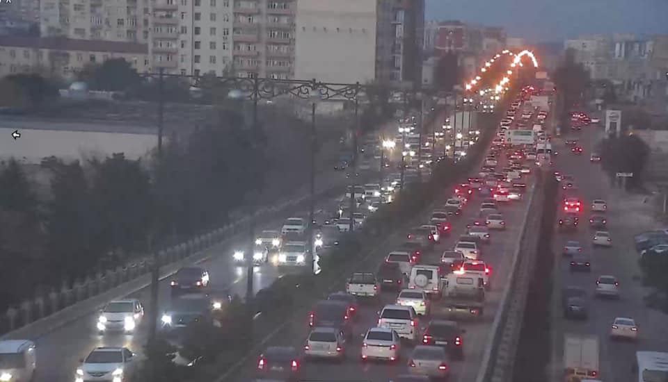 Paytaxtın küçə və prospektlərində sıxlıq müşahidə edilir - BNA (FOTO) - Gallery Image