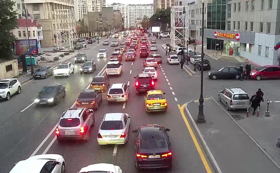 Paytaxtın küçə və prospektlərində sıxlıq müşahidə edilir - BNA (FOTO) - Gallery Image