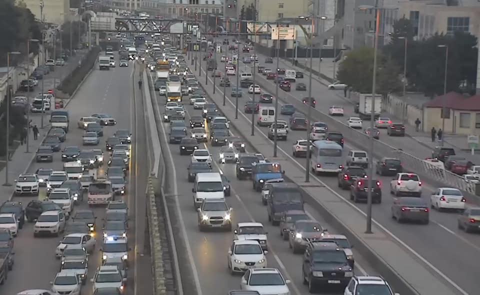 Paytaxtın küçə və prospektlərində sıxlıq müşahidə edilir - BNA (FOTO) - Gallery Image