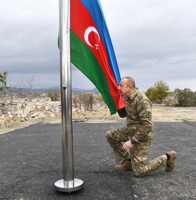 Prezident İlham Əliyev Ağdamda Azərbaycan bayrağını qaldırdı (FOTO) - Gallery Image