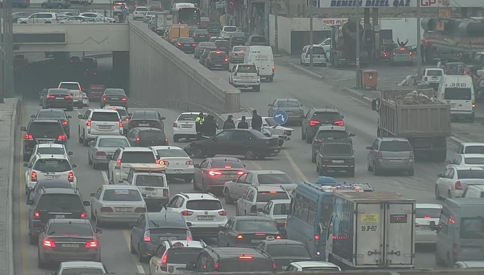 Bakıda yol qəzası tıxac yaratdı, marşrut avtobusları gecikir (FOTO) - Gallery Image