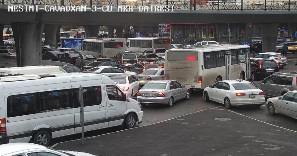 Bakıda yol qəzası tıxac yaratdı, marşrut avtobusları gecikir (FOTO) - Gallery Image