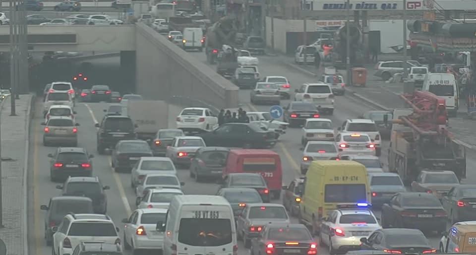 Bakıda yol qəzası tıxac yaratdı, marşrut avtobusları gecikir (FOTO) - Gallery Image