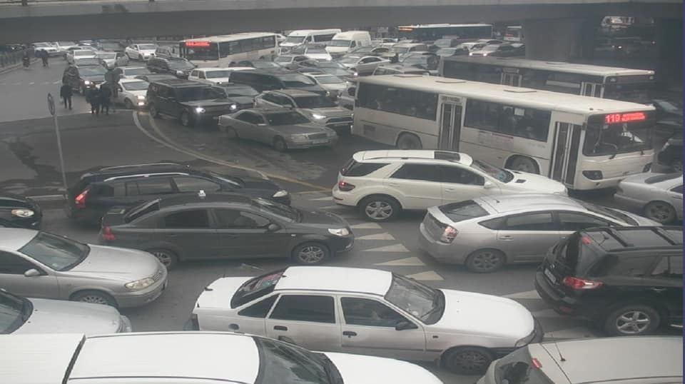 Bakıda yol qəzası tıxac yaratdı, marşrut avtobusları gecikir (FOTO) - Gallery Image