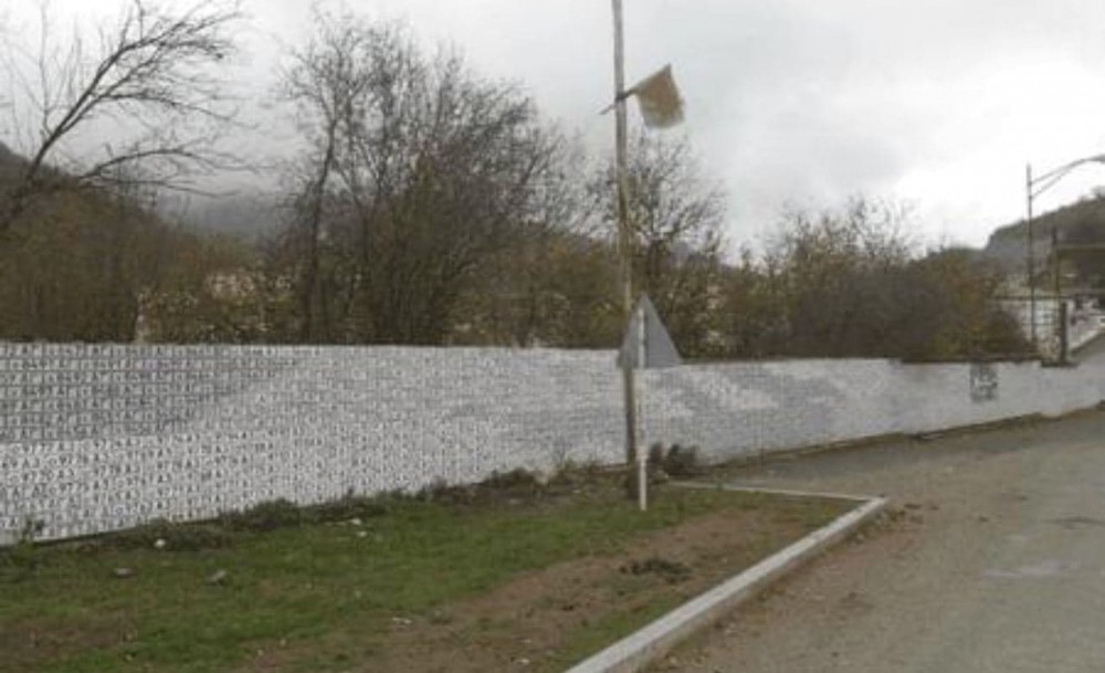 Kəlbəcərdə Azərbaycan maşın nömrələrindən ibarət divar aşkar olundu -FOTO