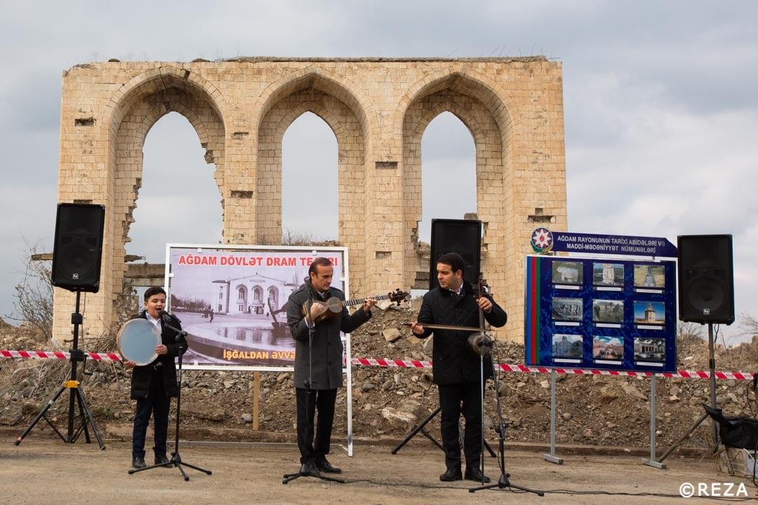 Ağdam teatrının qarşısındakı məşhur heykəl bu hala salınıb (FOTO) - Gallery Image