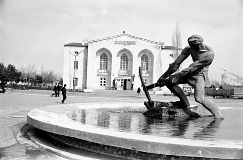 Ağdam teatrının qarşısındakı məşhur heykəl bu hala salınıb (FOTO) - Gallery Image
