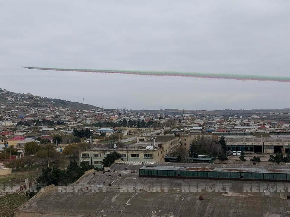 Hərbi təyyarələr Qələbə paradına hazırlıq uçuşları keçirdi- FOTOLAR
