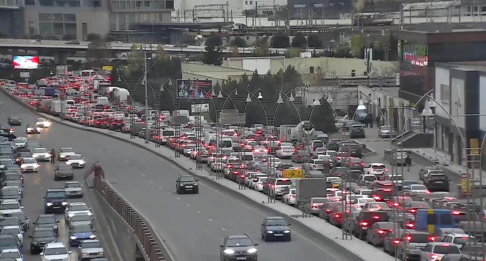 Bakıda tıxac var: Avtobuslar gecikir (FOTO) - Gallery Image