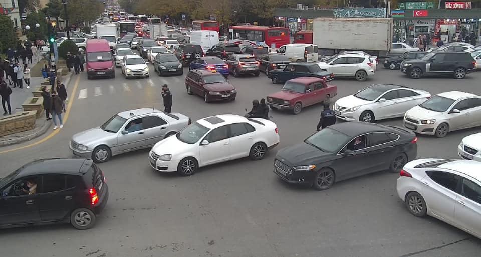 Bakıda tıxac var: Avtobuslar gecikir (FOTO) - Gallery Image