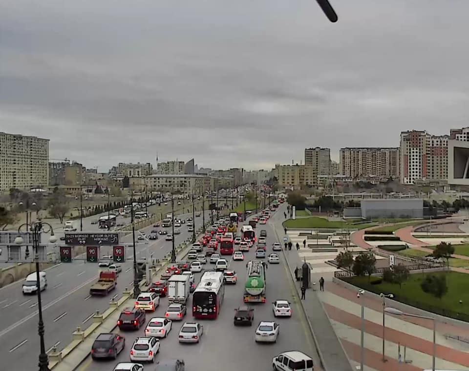 Bakıda tıxac var: Avtobuslar gecikir (FOTO) - Gallery Image