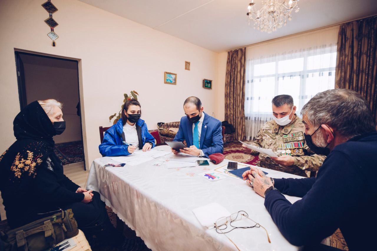 "YAŞAT" əməkdaşları yaralananlar və şəhid ailələri ilə görüşməyə başlayıb (FOTO) - Gallery Image