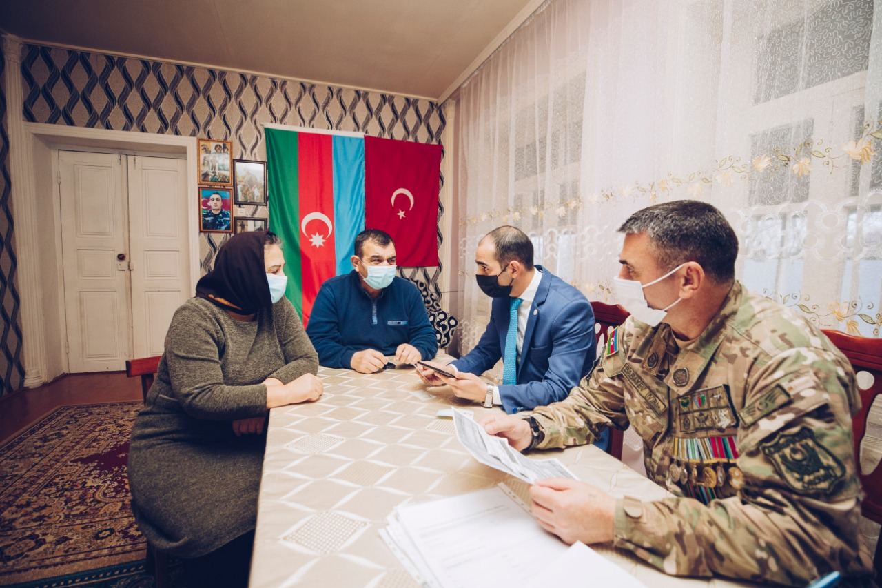 "YAŞAT" əməkdaşları yaralananlar və şəhid ailələri ilə görüşməyə başlayıb (FOTO) - Gallery Image