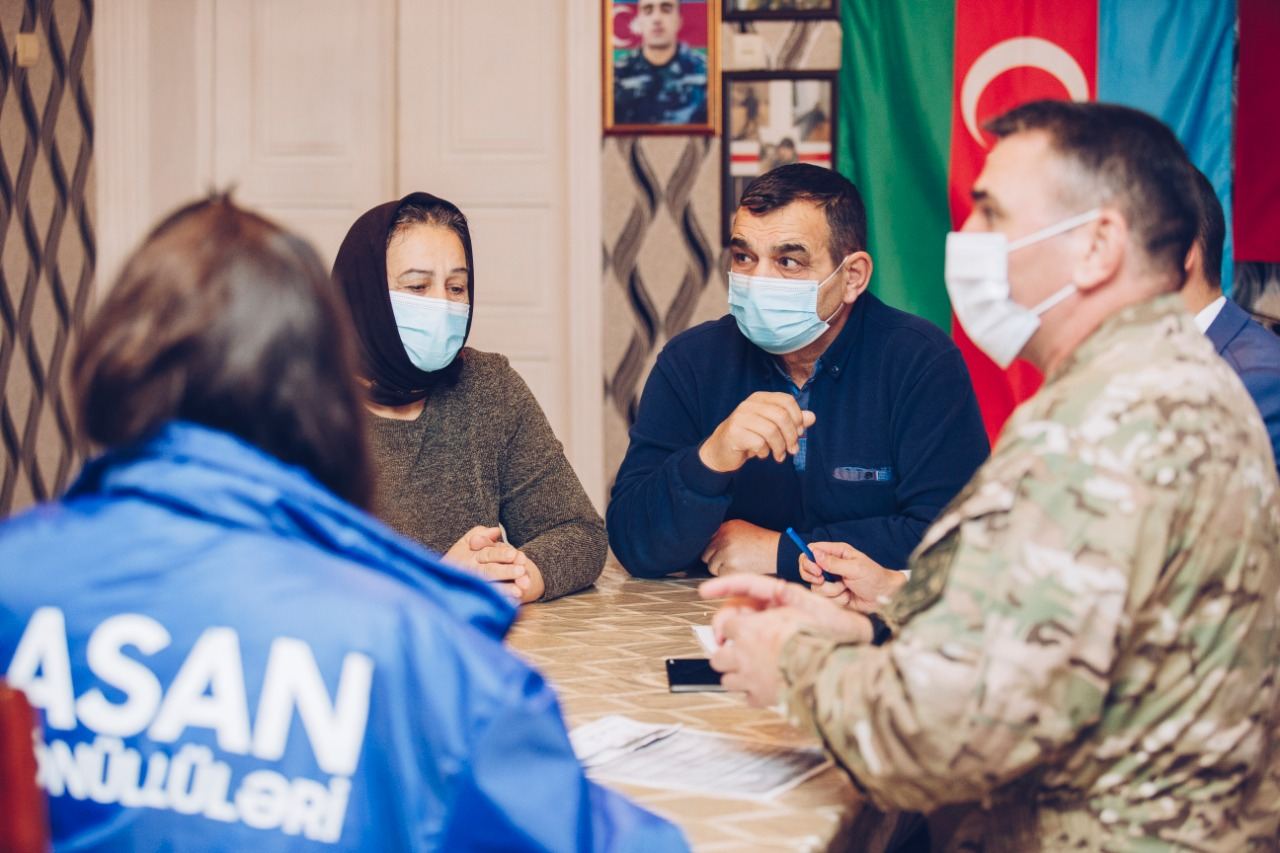 "YAŞAT" əməkdaşları yaralananlar və şəhid ailələri ilə görüşməyə başlayıb (FOTO) - Gallery Image