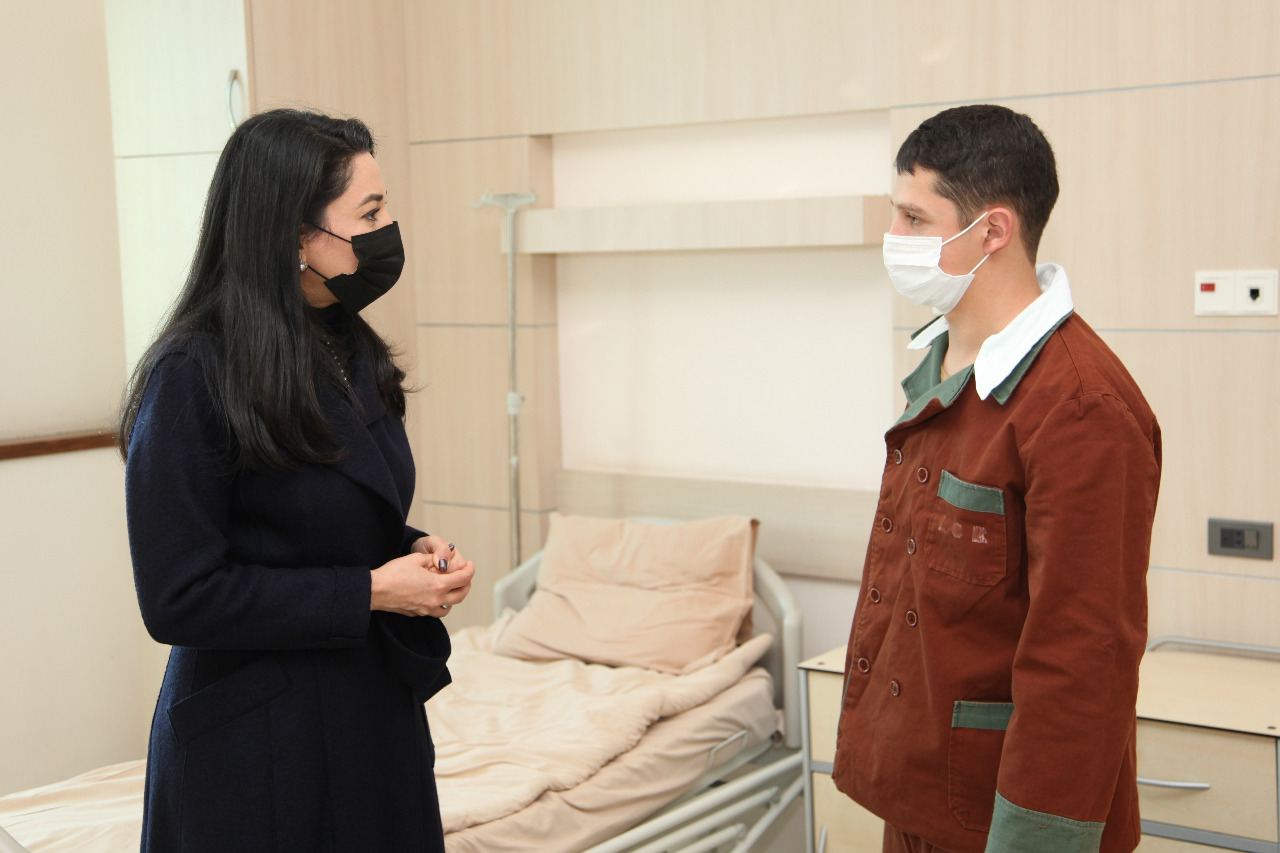 Ombudsman yaralanmış hərbçilərə baş çəkib (FOTO) - Gallery Image