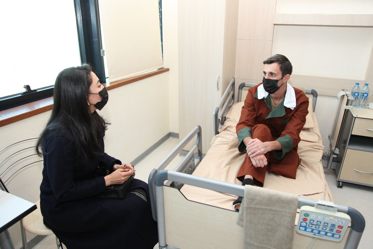 Ombudsman yaralanmış hərbçilərə baş çəkib (FOTO) - Gallery Image