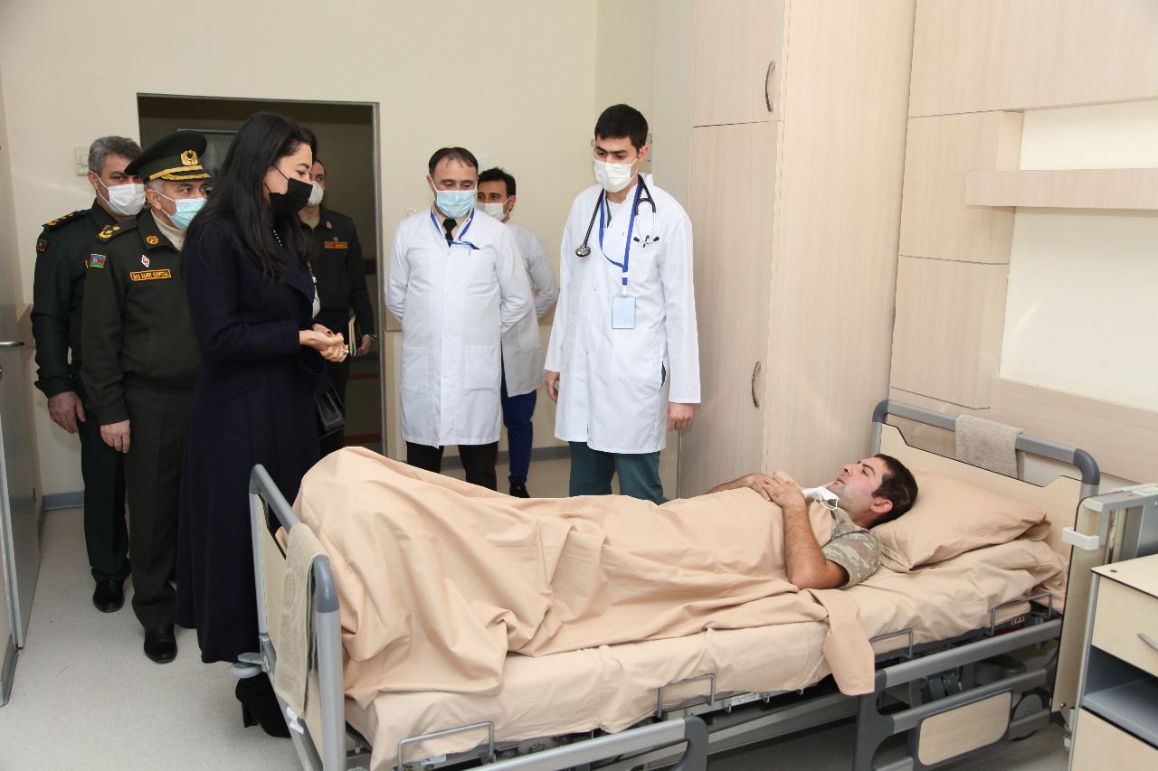 Ombudsman yaralanmış hərbçilərə baş çəkib (FOTO) - Gallery Image