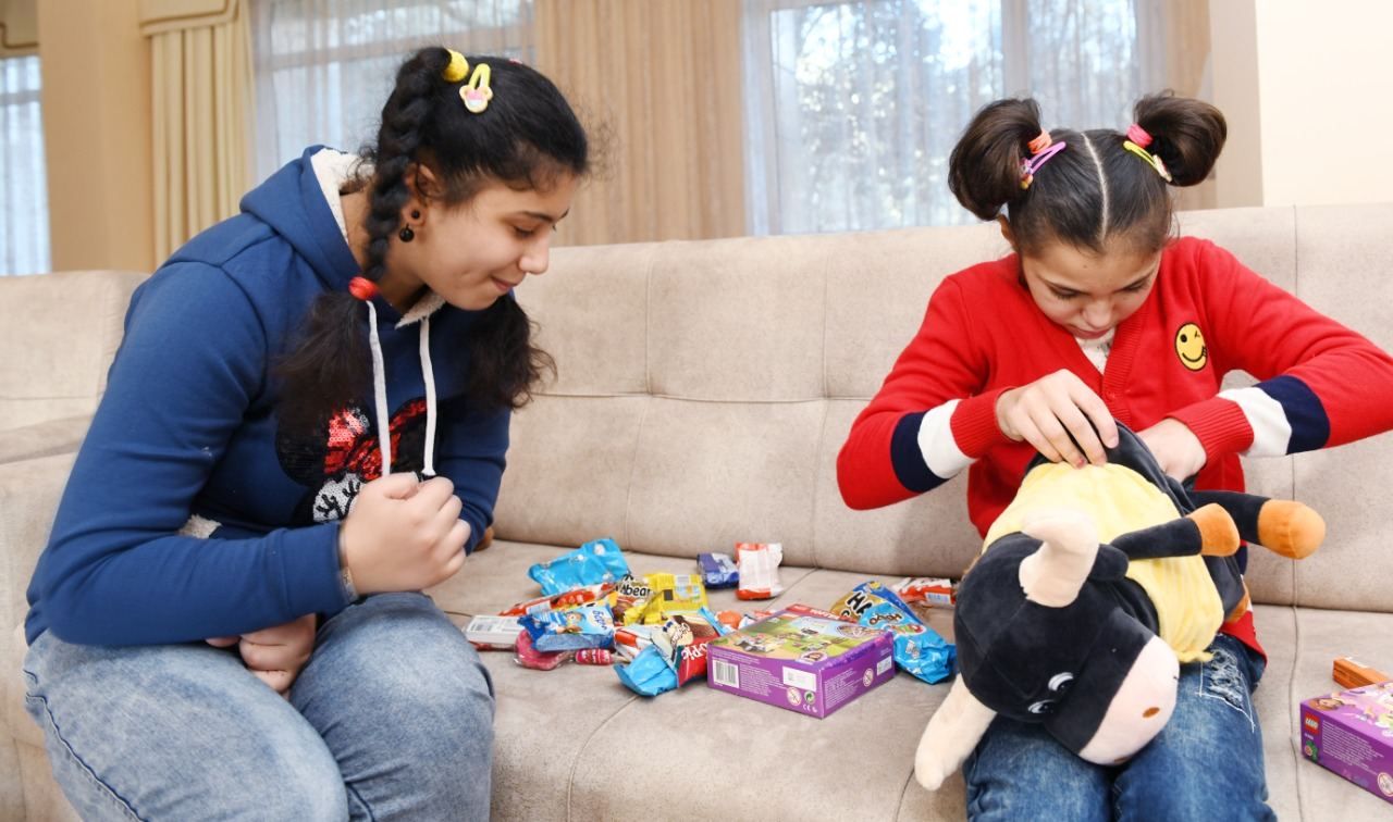 Heydər Əliyev Fondu uşaq evləri və internat məktəblərinə Yeni il sovqatları göndərib (FOTO) - Gallery Image