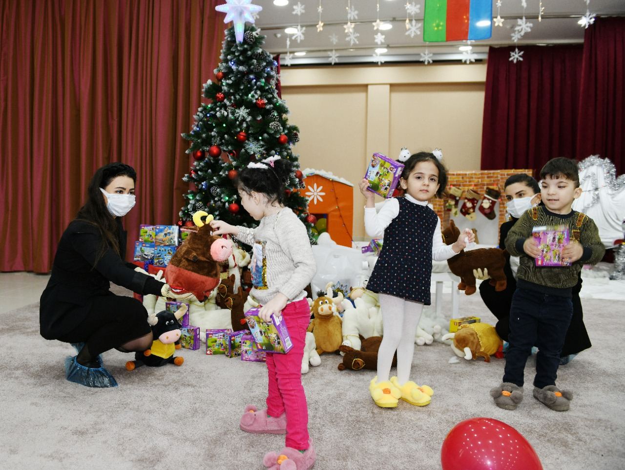 Heydər Əliyev Fondu uşaq evləri və internat məktəblərinə Yeni il sovqatları göndərib (FOTO) - Gallery Image