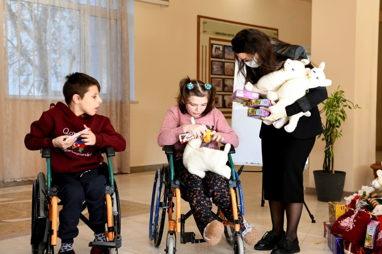 Heydər Əliyev Fondu uşaq evləri və internat məktəblərinə Yeni il sovqatları göndərib (FOTO) - Gallery Image