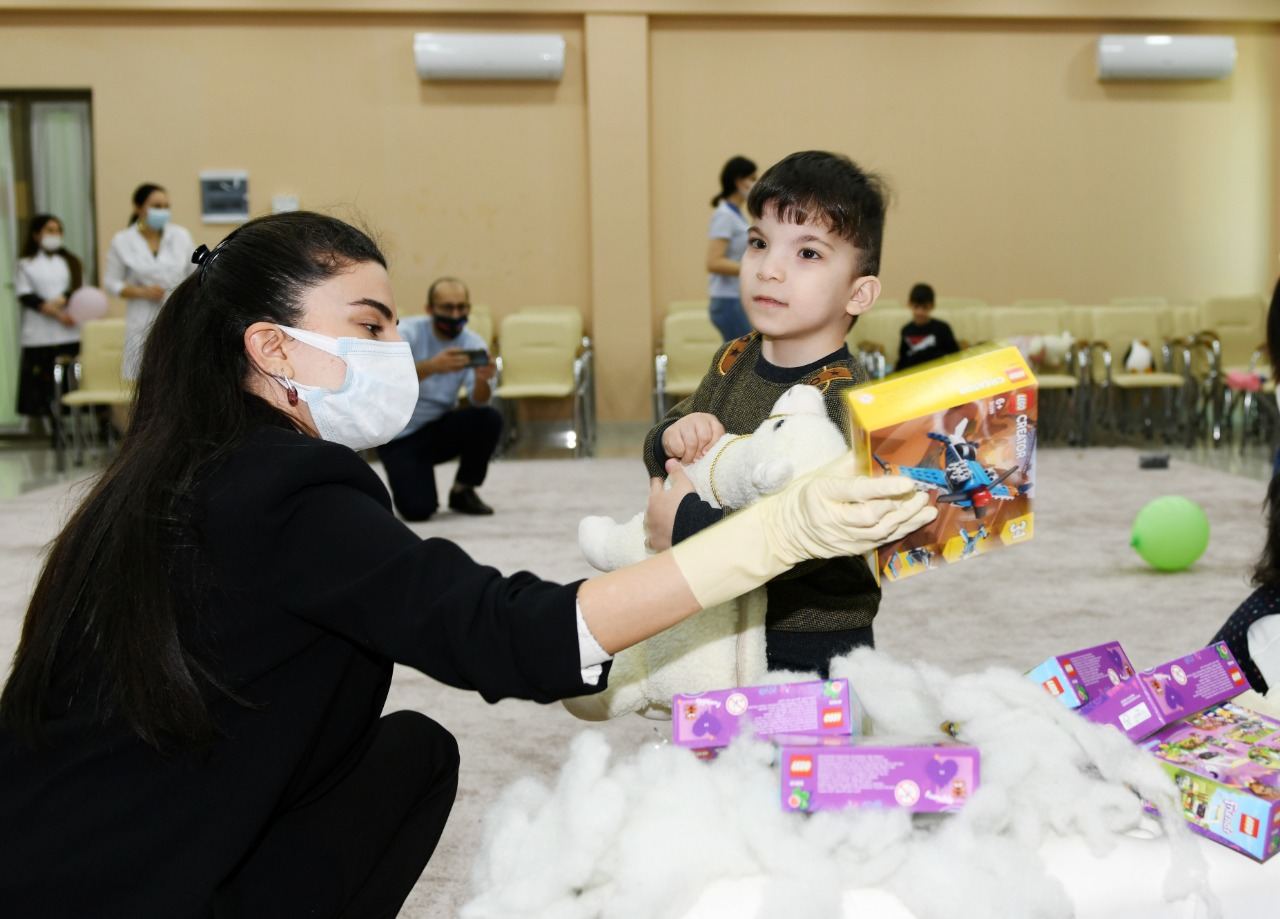 Heydər Əliyev Fondu uşaq evləri və internat məktəblərinə Yeni il sovqatları göndərib (FOTO) - Gallery Image