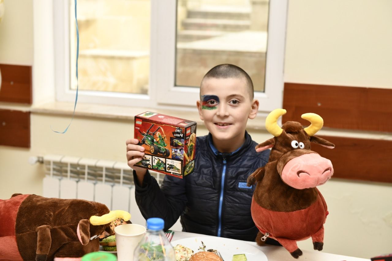 Heydər Əliyev Fondu uşaq evləri və internat məktəblərinə Yeni il sovqatları göndərib (FOTO) - Gallery Image