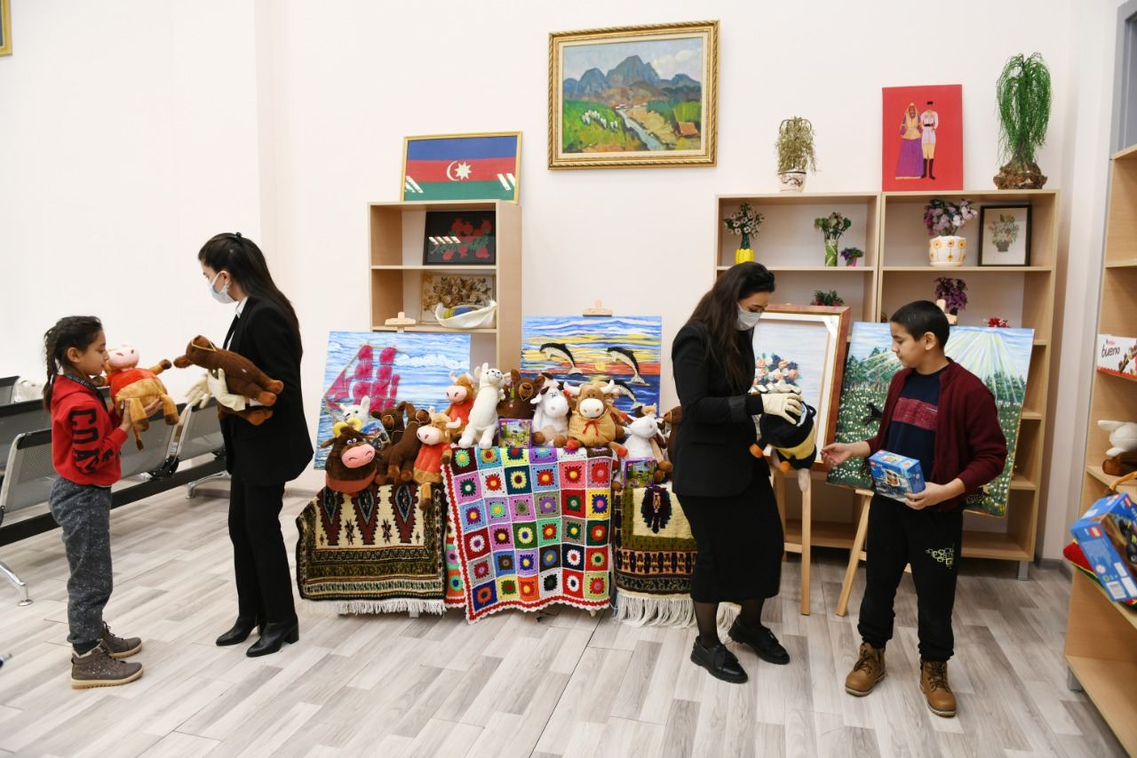 Heydər Əliyev Fondu uşaq evləri və internat məktəblərinə Yeni il sovqatları göndərib (FOTO) - Gallery Image