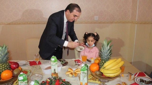 Niyazi Bayramov kimsəsiz uşaqlara belə qulluq etdi- FOTOLAR