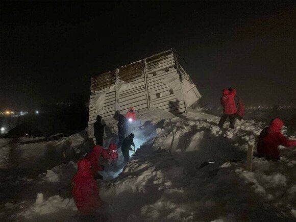 Rusiyada qar uçqununun altından dörd nəfər sağ çıxarıldı - Gallery Image