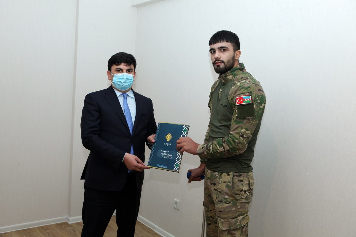 Daha bir qazi ailəsi yeni mənzilə köçürüldü (FOTO) - Gallery Image