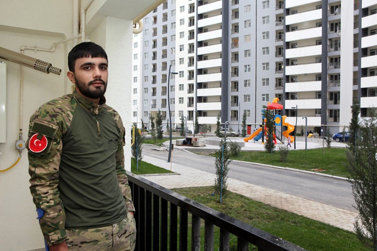 Daha bir qazi ailəsi yeni mənzilə köçürüldü (FOTO) - Gallery Image