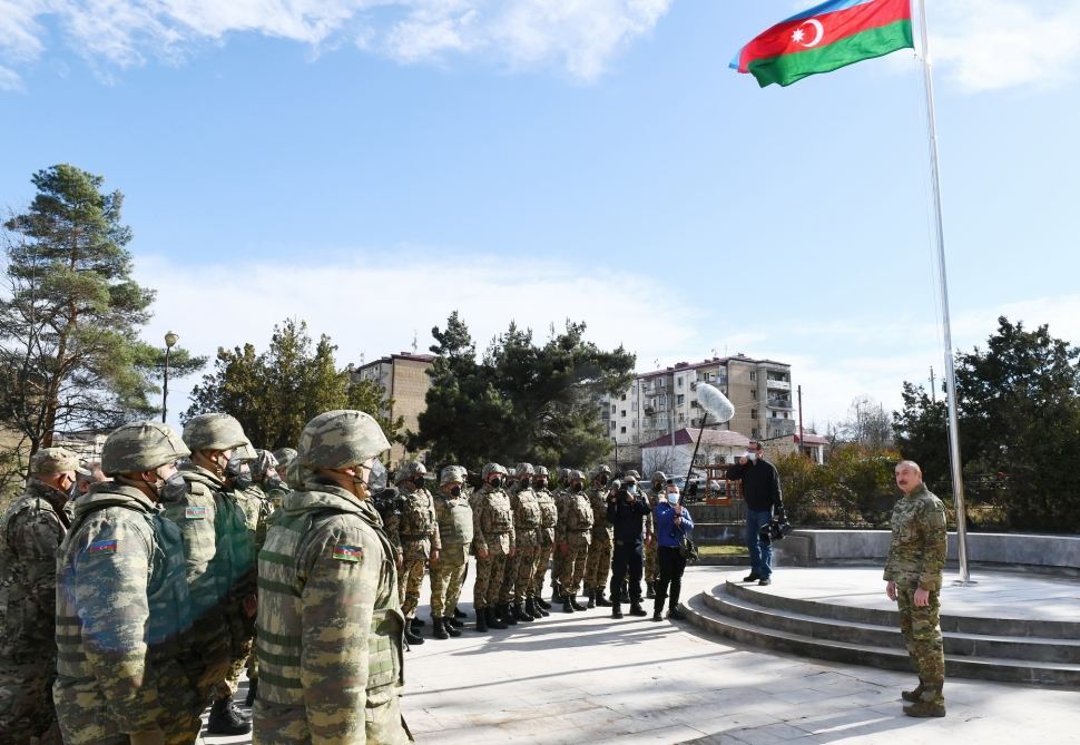 Prezident İlham Əliyev Şuşada Azərbaycan bayrağını yüksəldib (FOTO) - Gallery Image