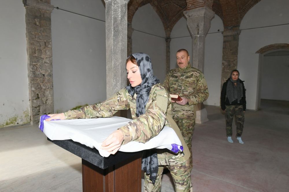 Prezident İlham Əliyev və birinci xanım Mehriban Əliyeva Şuşa məscidini ziyarət ediblər (FOTO) - Gallery Image