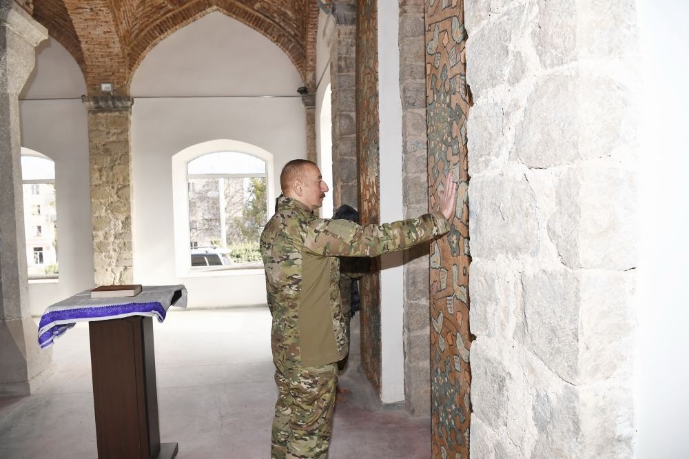 Prezident İlham Əliyev və birinci xanım Mehriban Əliyeva Şuşa məscidini ziyarət ediblər (FOTO) - Gallery Image